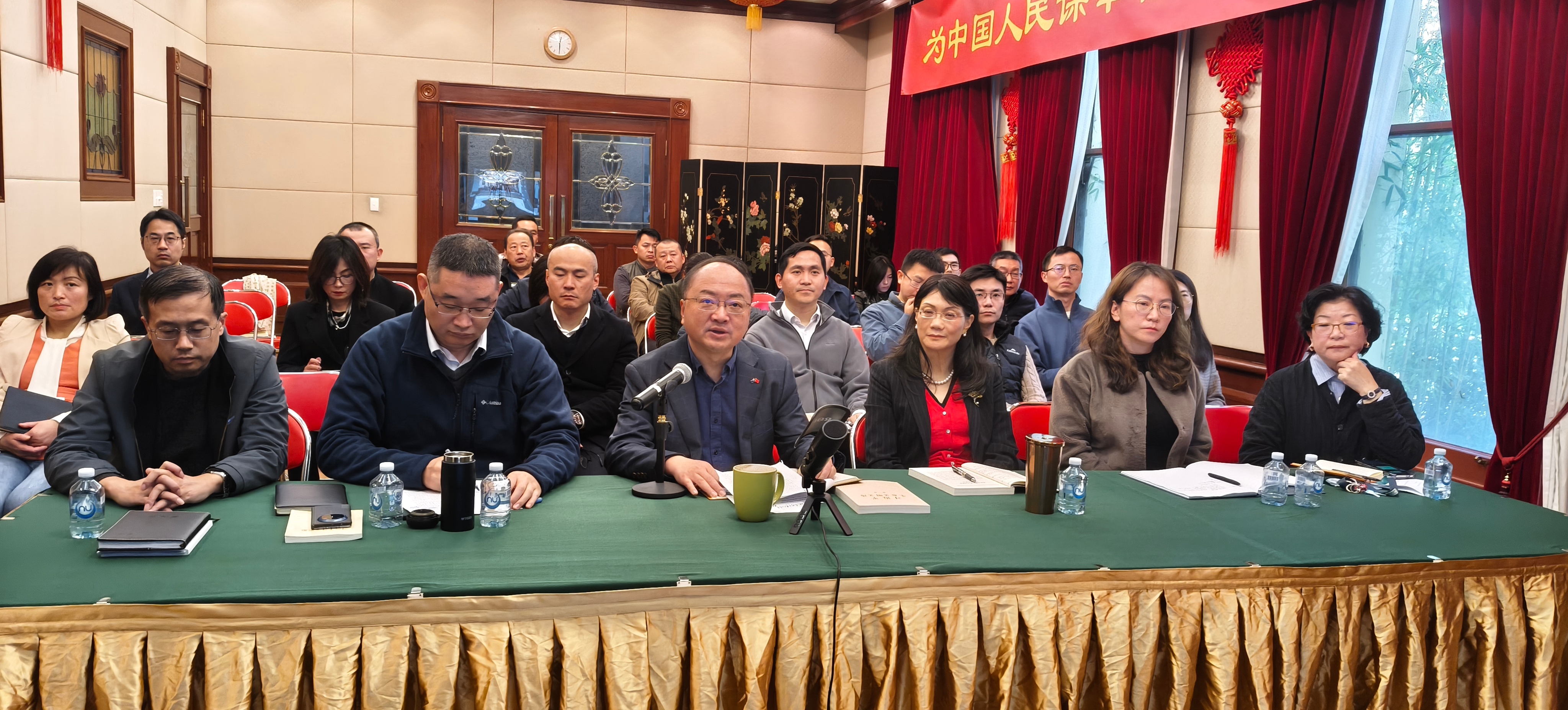 墨尔本总领馆合照(1).jpg